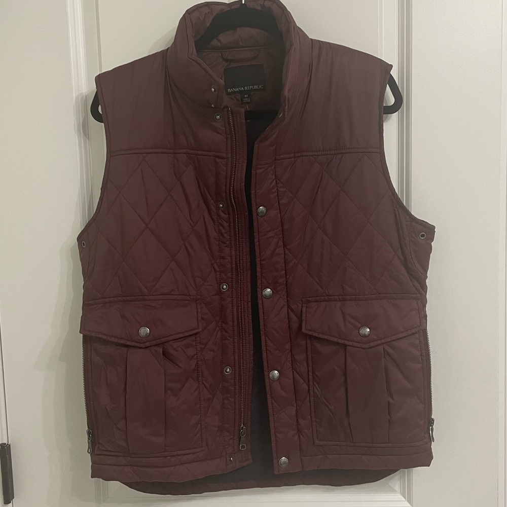 Men’s quilted nylon vest in burgundy with gray fleece lining. Size M. Like new